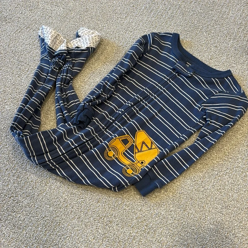 NWOT Carter’s 2T Footie Pajamas